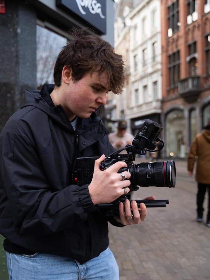 Elian aan het werk met een camera-rig op straat