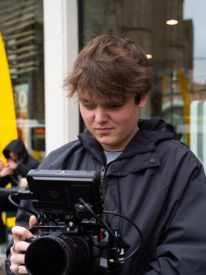 Elian bedient het scherm van een camera-rig